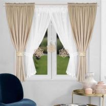 Zestaw dekoracyjny z zasłonami welurowymi, ozdobiony ażurowymi zawieszkami.