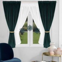 Zestaw dekoracyjny z zasłonami welurowymi, ozdobiony ażurowymi zawieszkami.