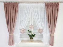 Zestaw dekoracyjny z zasłonami welurowymi, ozdobiony ażurowymi zawieszkami (Wymiary firany   155x400 cm-Wymiary zasłon (2szt.) 160x150cm/6szt)
