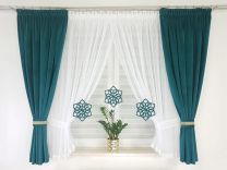 Zestaw dekoracyjny z zasłonami welurowymi, ozdobiony ażurowymi zawieszkami (Wymiary firany   155x400 cm-Wymiary zasłon (2szt.) 160x150cm/6szt)