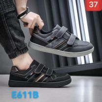 Buty sportowe na rzepy męskie (41-46/12P)